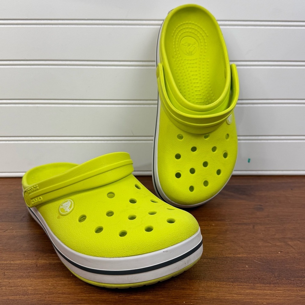 Crocband Crocs in Citrus/Gray Women’s Size 7/Mens size 5.